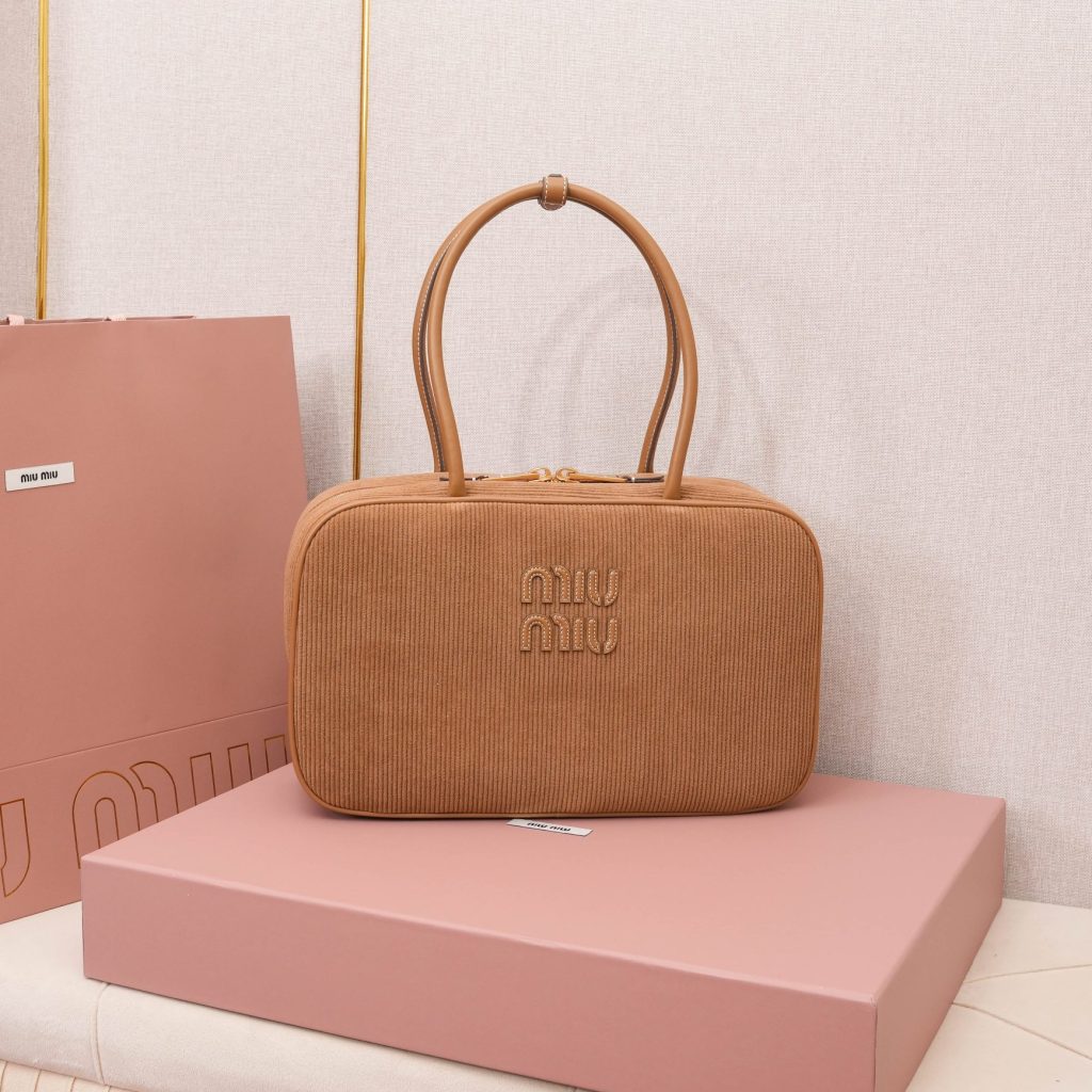 Miu Miu ミュウミュウ バッグ コンパクト 軽量 ベージュ - 画像 2