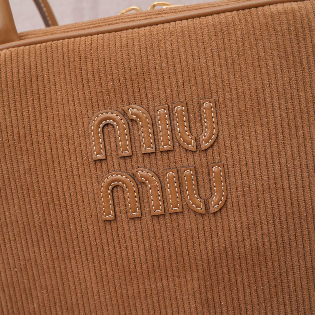 Miu Miu ミュウミュウ バッグ コンパクト 軽量 ベージュ - 画像 4