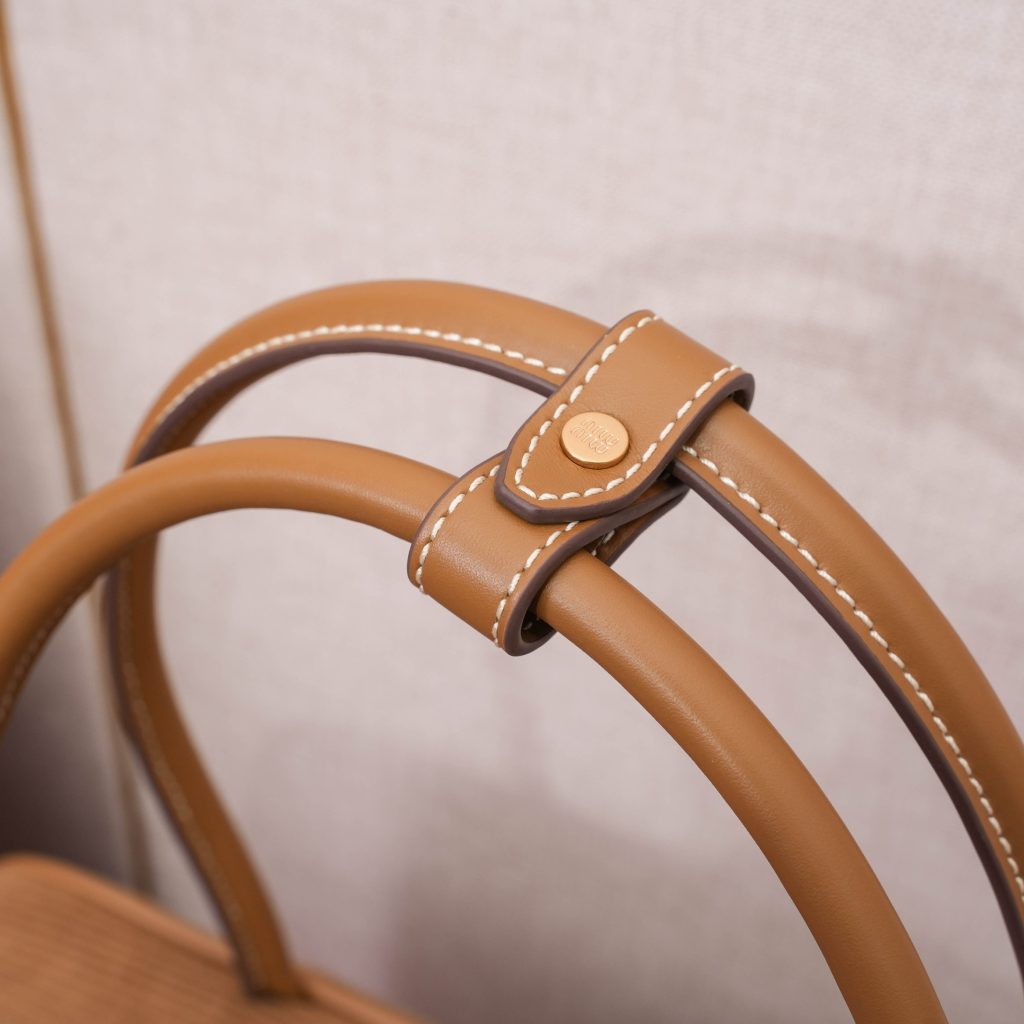 Miu Miu ミュウミュウ バッグ コンパクト 軽量 ベージュ - 画像 5