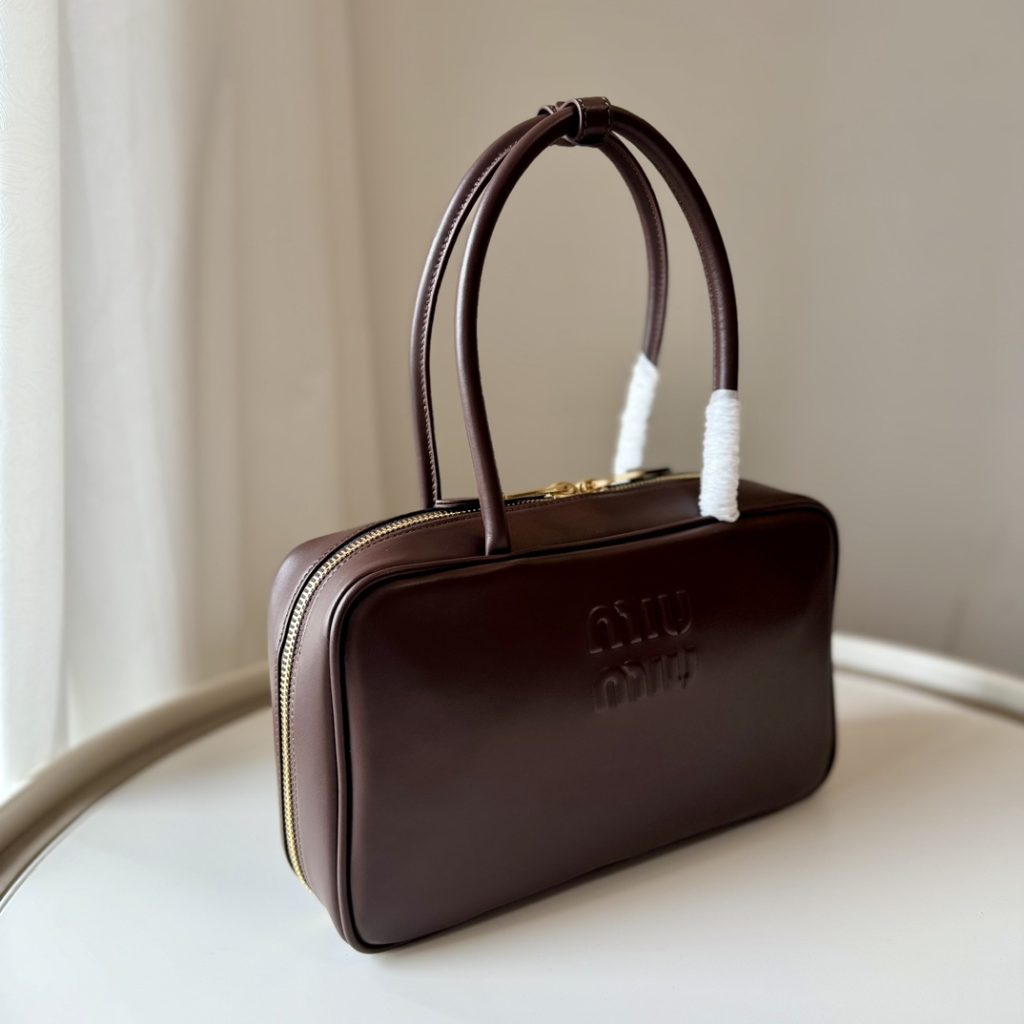 Miu Miu レザー ボストンバッグ | トートバッグ | エンボス加工 | ブラウン - 画像 3