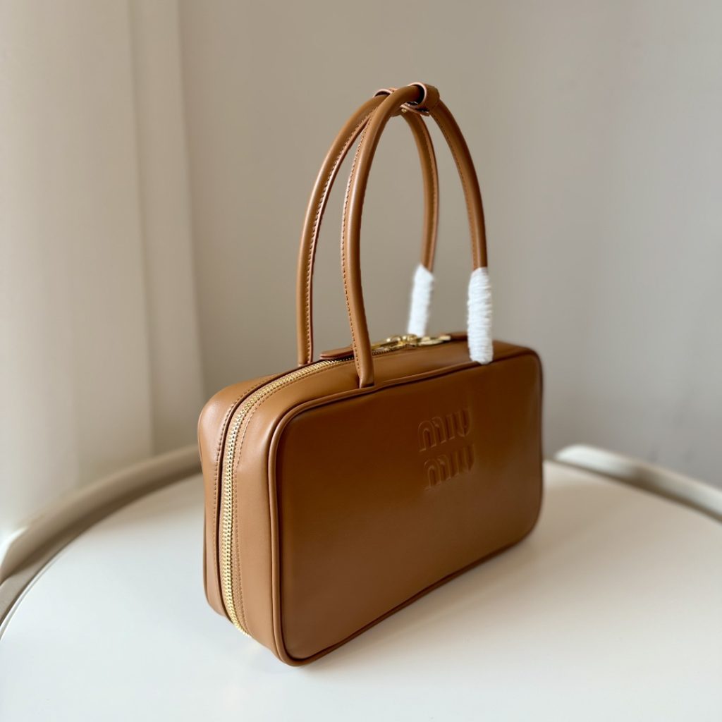 Miu Miu ミュウミュウ ハンドバッグ マットレザー コンパクト ブラウン - 画像 2
