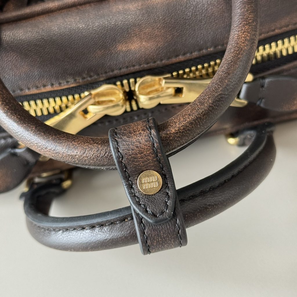 Miu Miu ミュウミュウ ショルダーバッグ レザー 軽量 コンパクト ブラウン - 画像 6