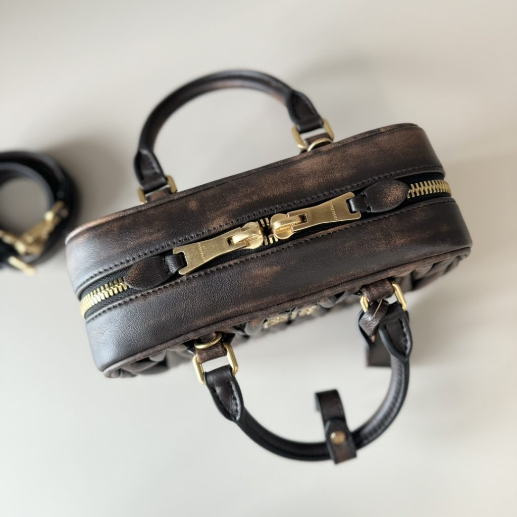 Miu Miu ミュウミュウ ショルダーバッグ レザー 軽量 コンパクト ブラウン - 画像 7