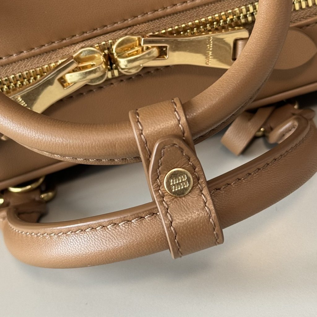 Miu Miu ミュウミュウ ミニボストンバッグ プリーツ加工 ベージュ - 画像 6