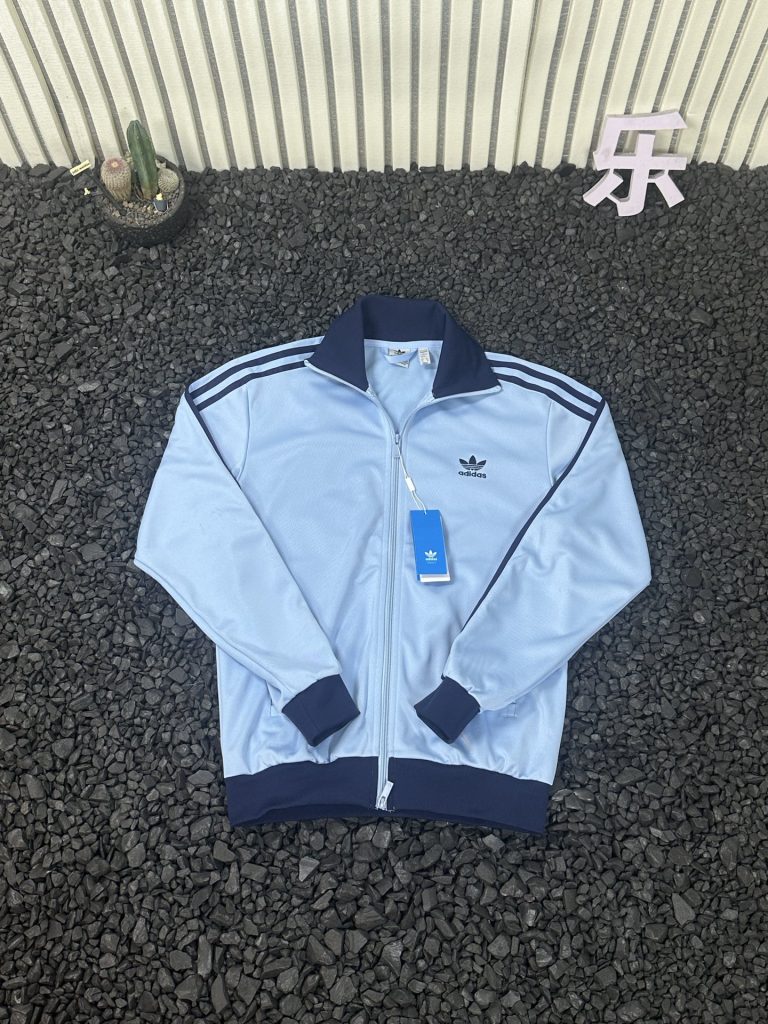 ADIDAS トラックジャケット オリジナルス ミニロゴ チェーン付き ファッション｜仕事帰りに毎日に合わせるポイント