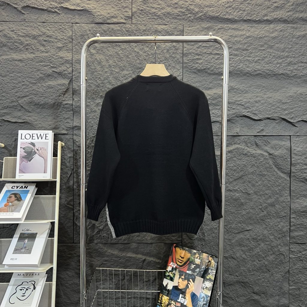 PRADA ニット ラグラン袖 カシミア混 2WAY着用可能 ブラック×グレー レザー三角ロゴ付き - 画像 2