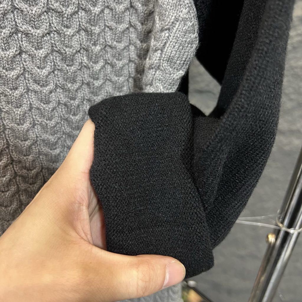 PRADA ニット ラグラン袖 カシミア混 2WAY着用可能 ブラック×グレー レザー三角ロゴ付き - 画像 5