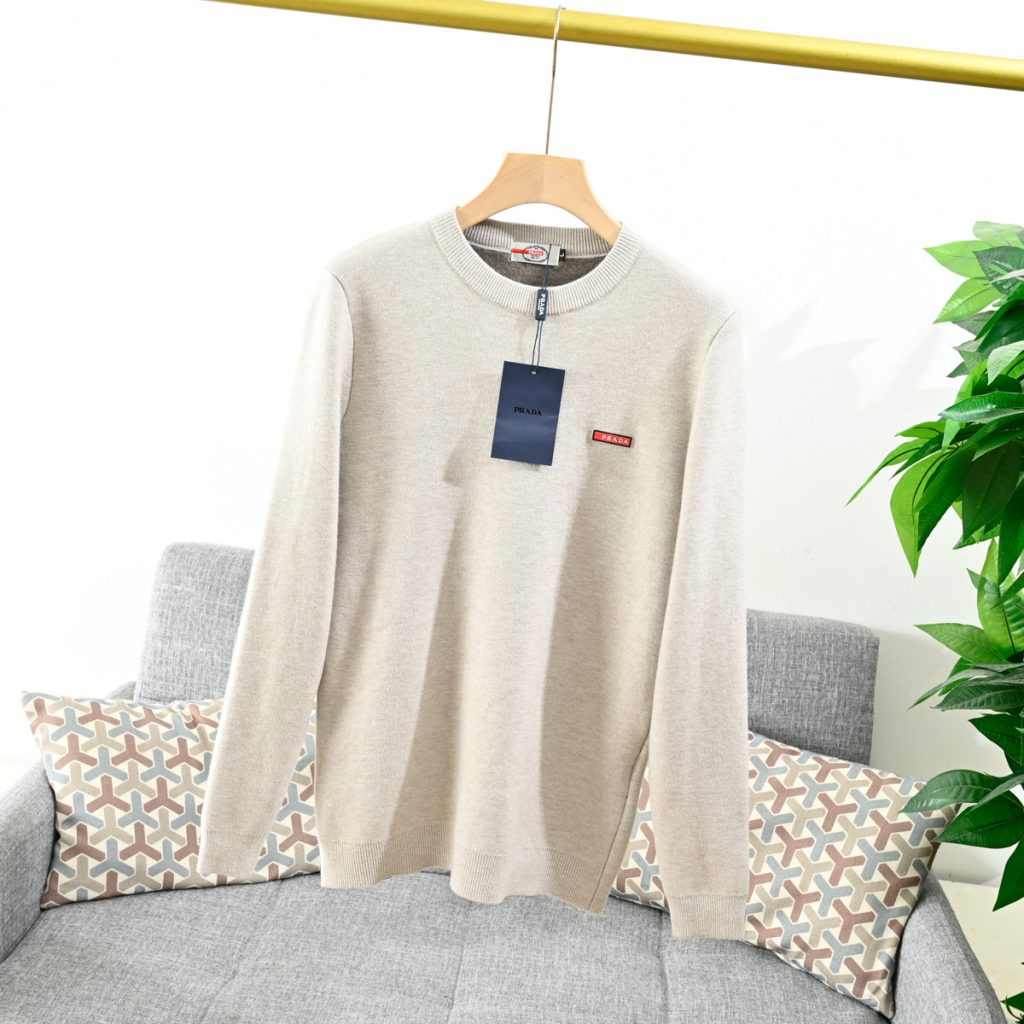 PRADA セーター ロゴ刺繍 ビジネスカジュアル 5色展開 レザー調 ブラック ホワイト ネイビー ベージュ グレー - 画像 4