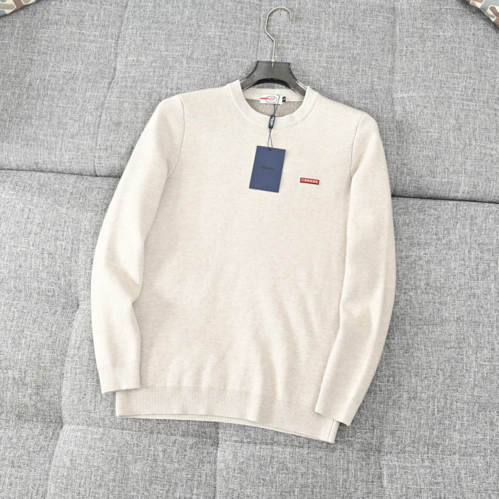 PRADA セーター ロゴ刺繍 ビジネスカジュアル 5色展開 レザー調 ブラック ホワイト ネイビー ベージュ グレー - 画像 8
