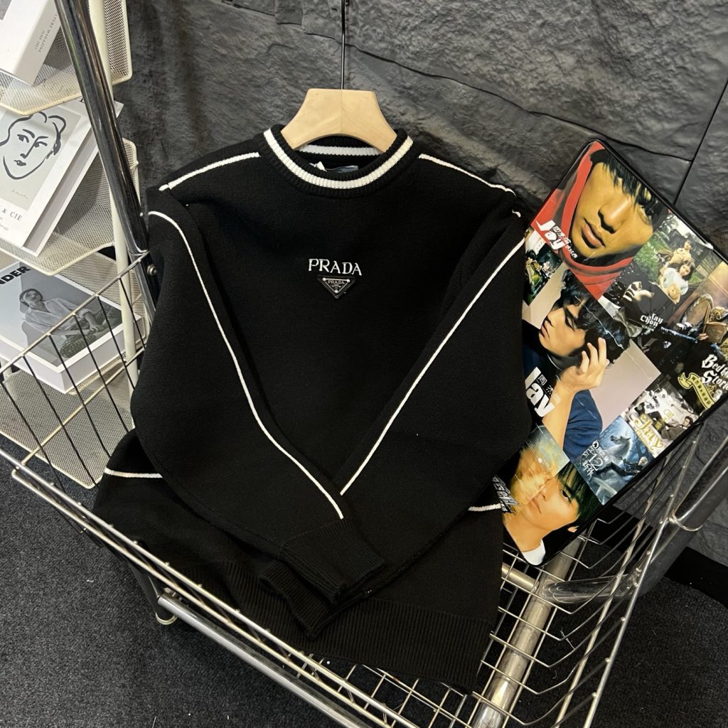 PRADA スウェットシャツ トレフォイルロゴ刺繍 カジュアル ブラック レザー風アクセント付き - 画像 4