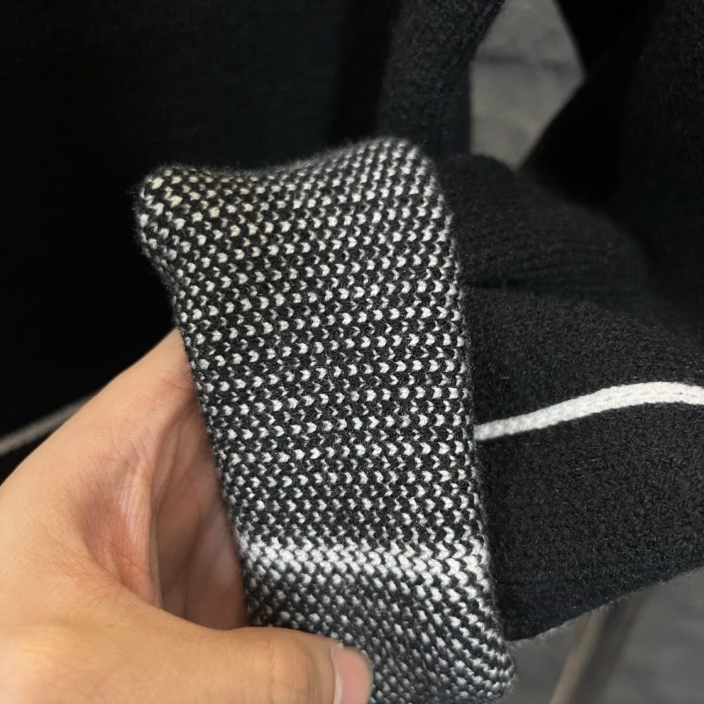 PRADA スウェットシャツ トレフォイルロゴ刺繍 カジュアル ブラック レザー風アクセント付き - 画像 7