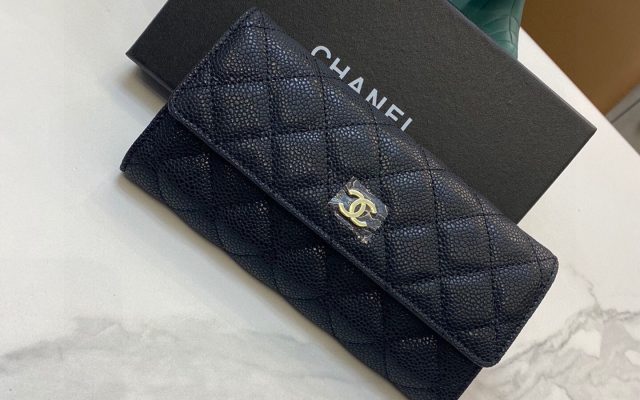 ブラックが映える二つ折り財布は日常で使いやすいか