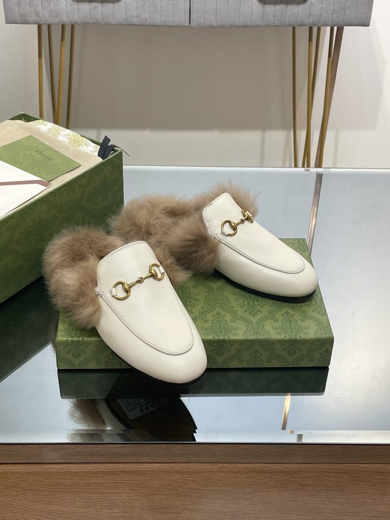 GUCCI グッチ フラットシューズ 本革 軽量 ファー付き ブラック - 画像 4