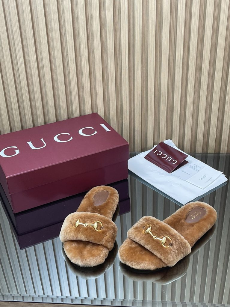 GUCCI グッチ フラットシューズ フェイクファー ゴールド金具 ブラウン - 画像 3