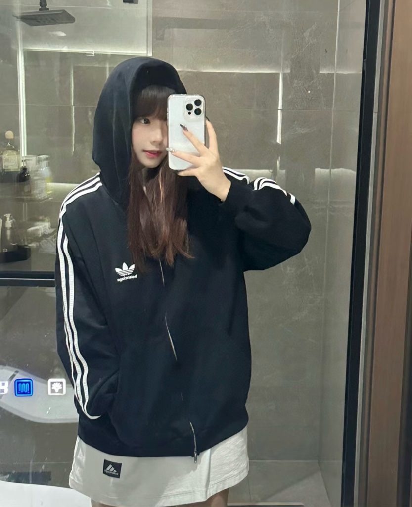 BALENCIAGA バレンシアガ フード付きスウェットシャツ ブラック - 画像 3