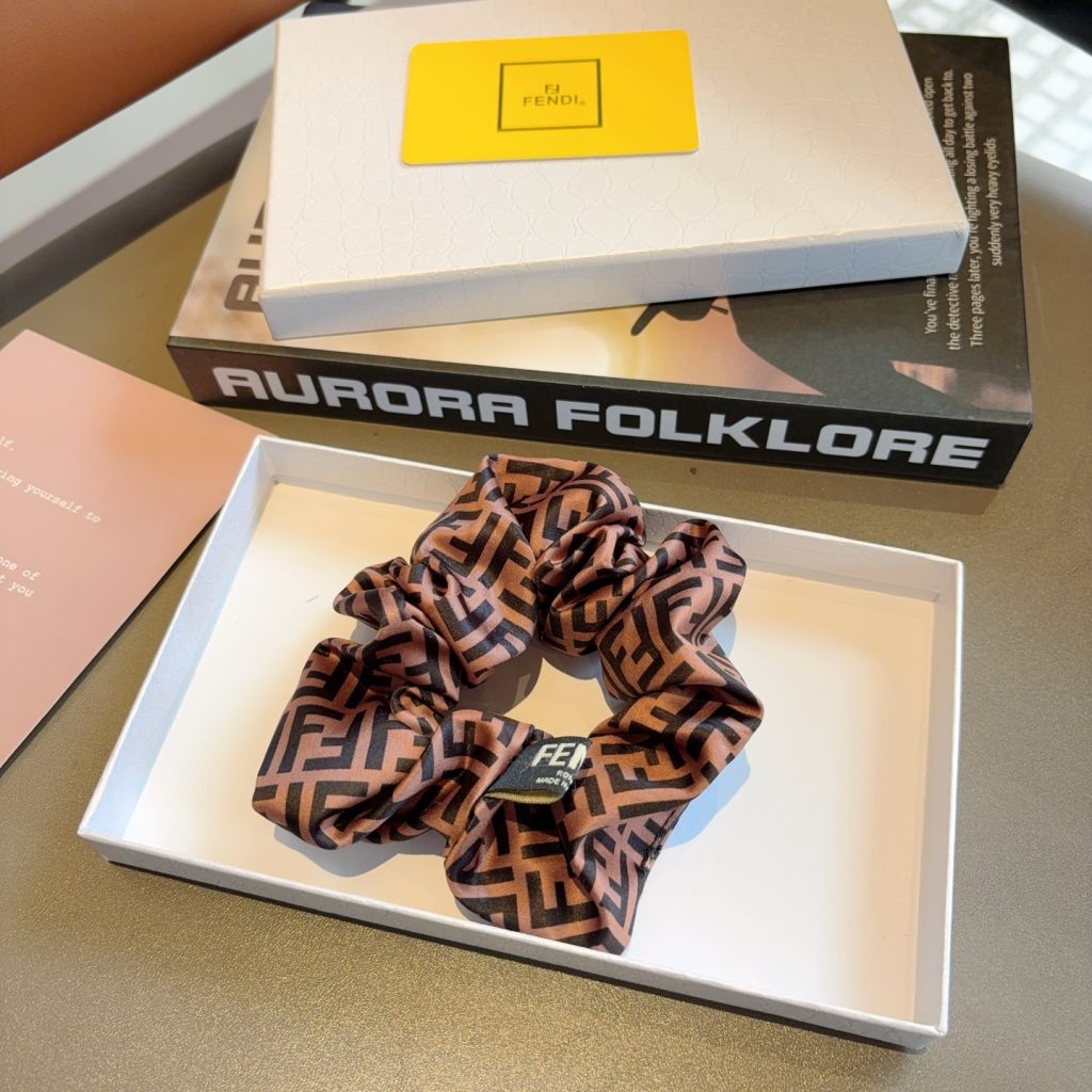 FENDI フェンディ ヘアアクセサリー フェンディ ロゴ ブラウン 全1色 - 画像 7