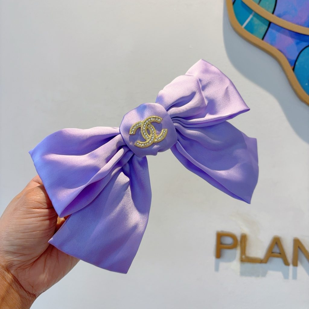 友人と会う日の予定に合うCHANELのブランド小物、決め手は色の沈み方