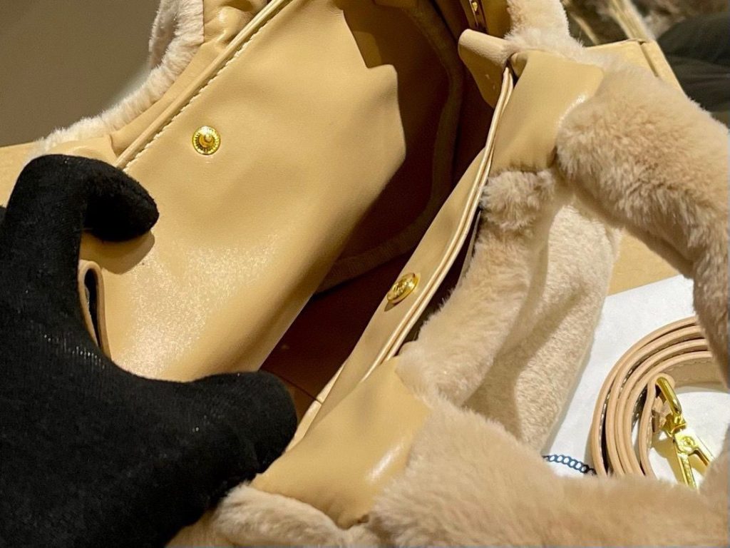 PRADA　プラダ　ふわふわ感　冬物　レディースバッグ　フェイクファーミニトート　トートバッグ　ショルダーバッグ　2色 - 画像 8