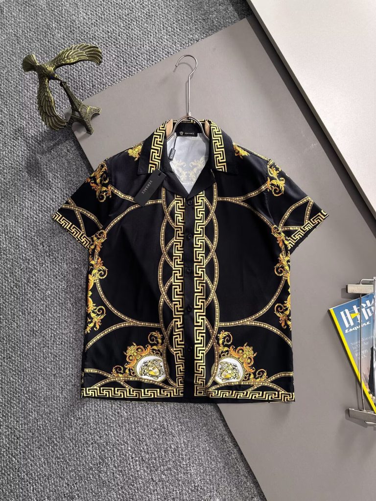ヴェルサーチ　Versace　セットアップ　上下2点セット　メンズ服　半袖Ｔシャツと半ズボン/ショートパンツ　カジュアルウェア　メンズセット　ポロシャツ　パンツ - 画像 2