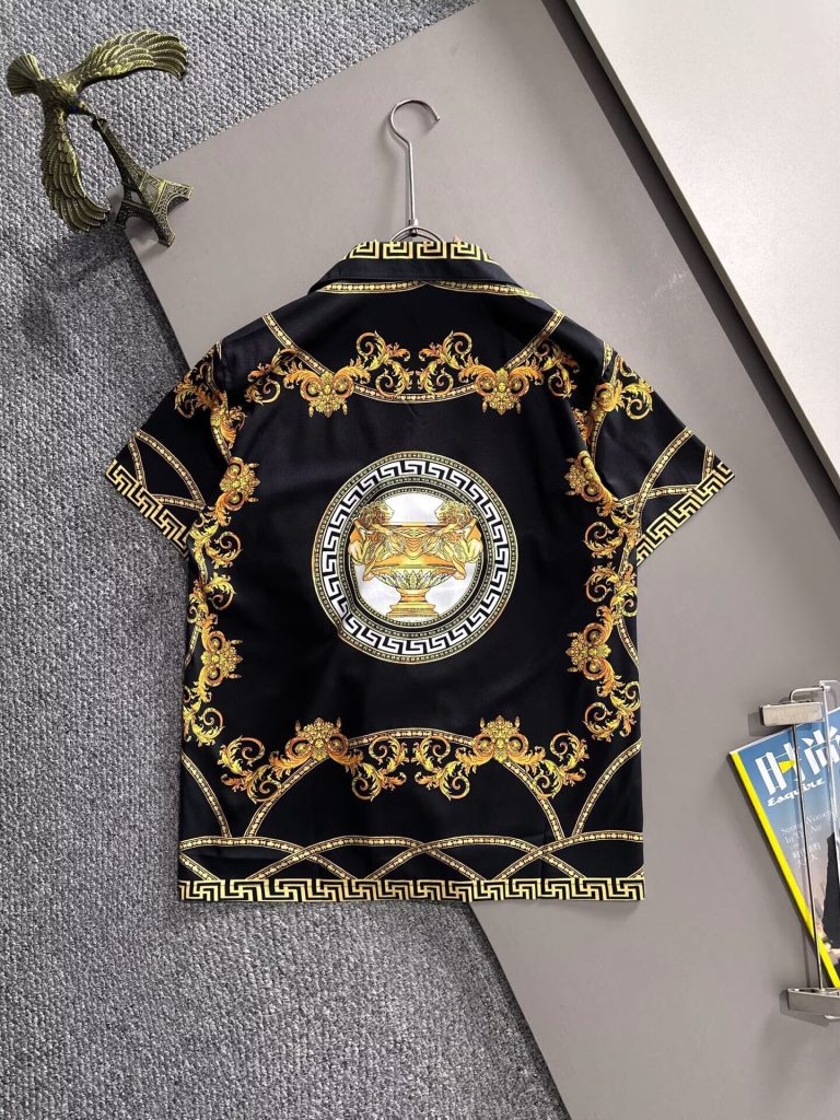 ヴェルサーチ　Versace　セットアップ　上下2点セット　メンズ服　半袖Ｔシャツと半ズボン/ショートパンツ　カジュアルウェア　メンズセット　ポロシャツ　パンツ - 画像 3
