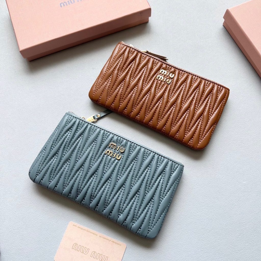 MIU MIU ミュウミュウ コインケース マイクロラージ コンパクト 本革仕様 黒 ピンク 棕 藍 全4色展開 - 画像 2