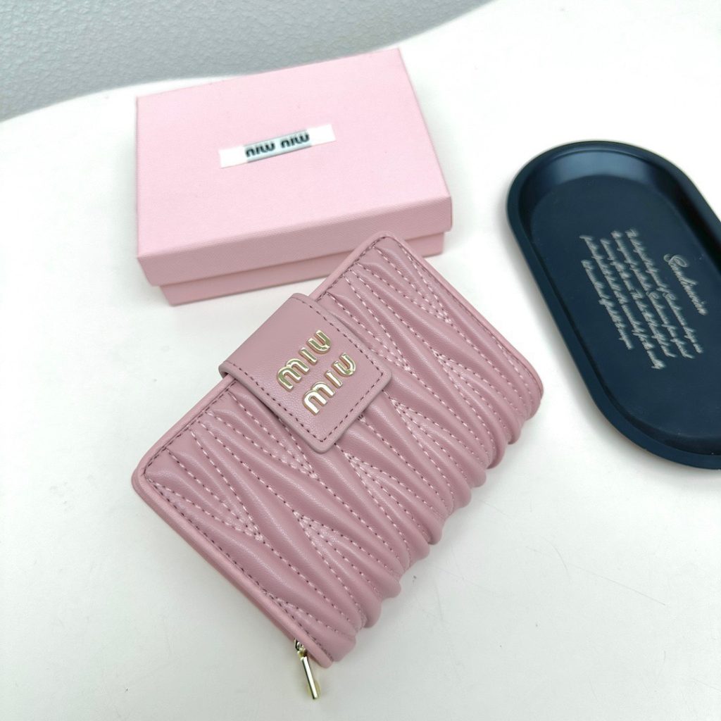 Miu Miu ミウミウ 折り財布 本革仕様 シンプルデザイン ピンク - 画像 2