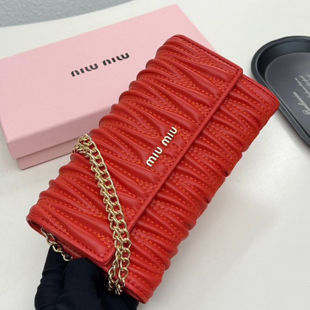 MIU MIU ミウミウ 財布 折りたたみ財布 ミニショルダーバッグ レッド - 画像 3