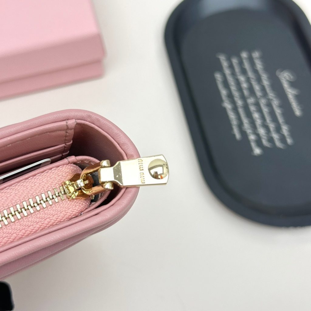Miu Miu ミウミウ 折り財布 高級レザー カードケース ファスナー ピンク - 画像 7