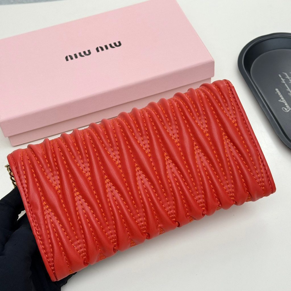 MIU MIU ミウミウ ミニ財布 レディース 軽量 ロゴ チェーン付き 黒ピンク赤 3色展開 - 画像 4