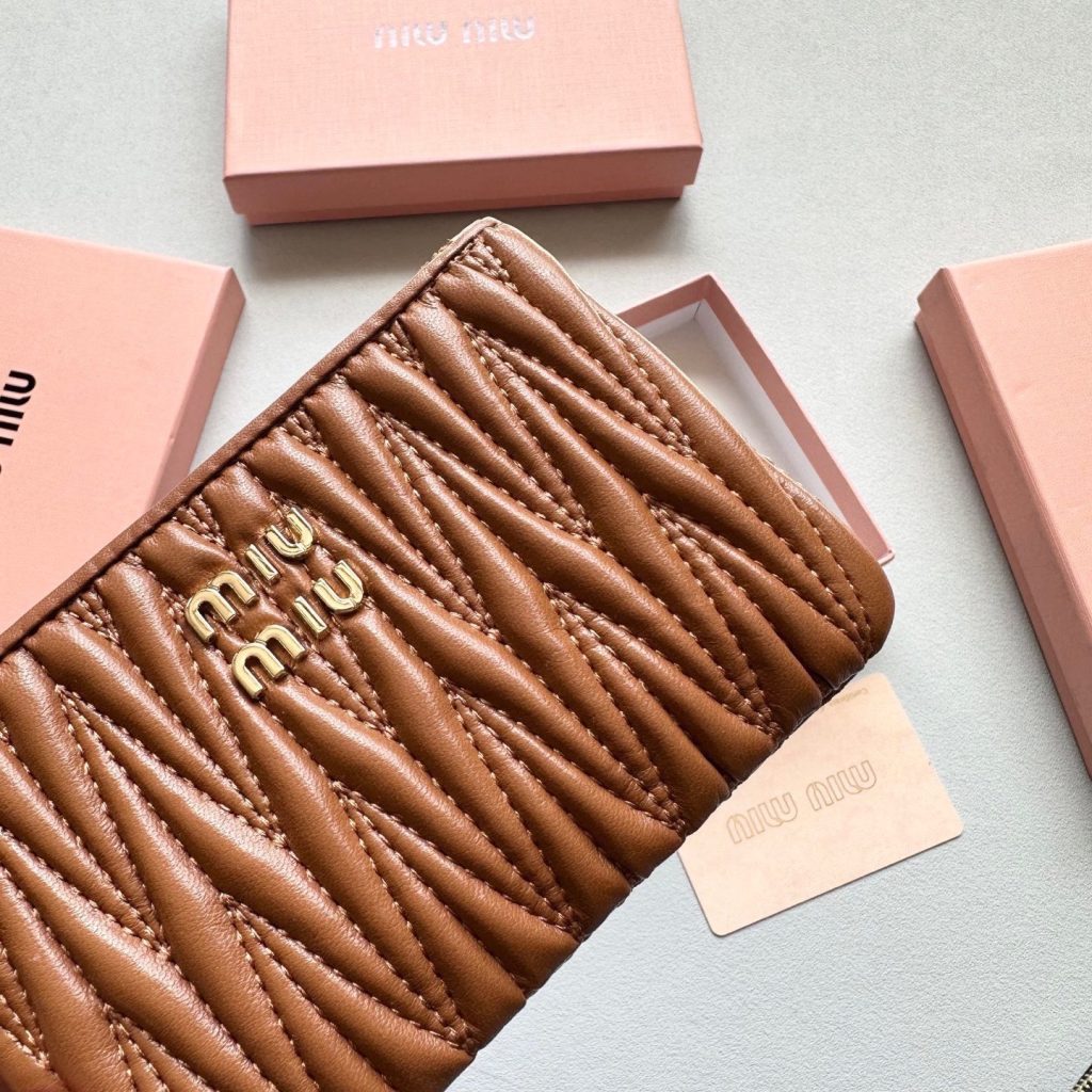 MIU MIU ミュウミュウ コインケース 本革仕様 小羊皮 コインケース コインパウチ コンパクト 4色展開 - 画像 5