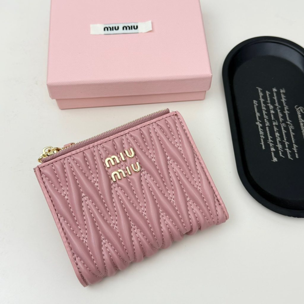 Miu Miu ミュウミュウ ウェーブ型コンパクト財布 黒 ピンク ブルー 3色展開 - 画像 2