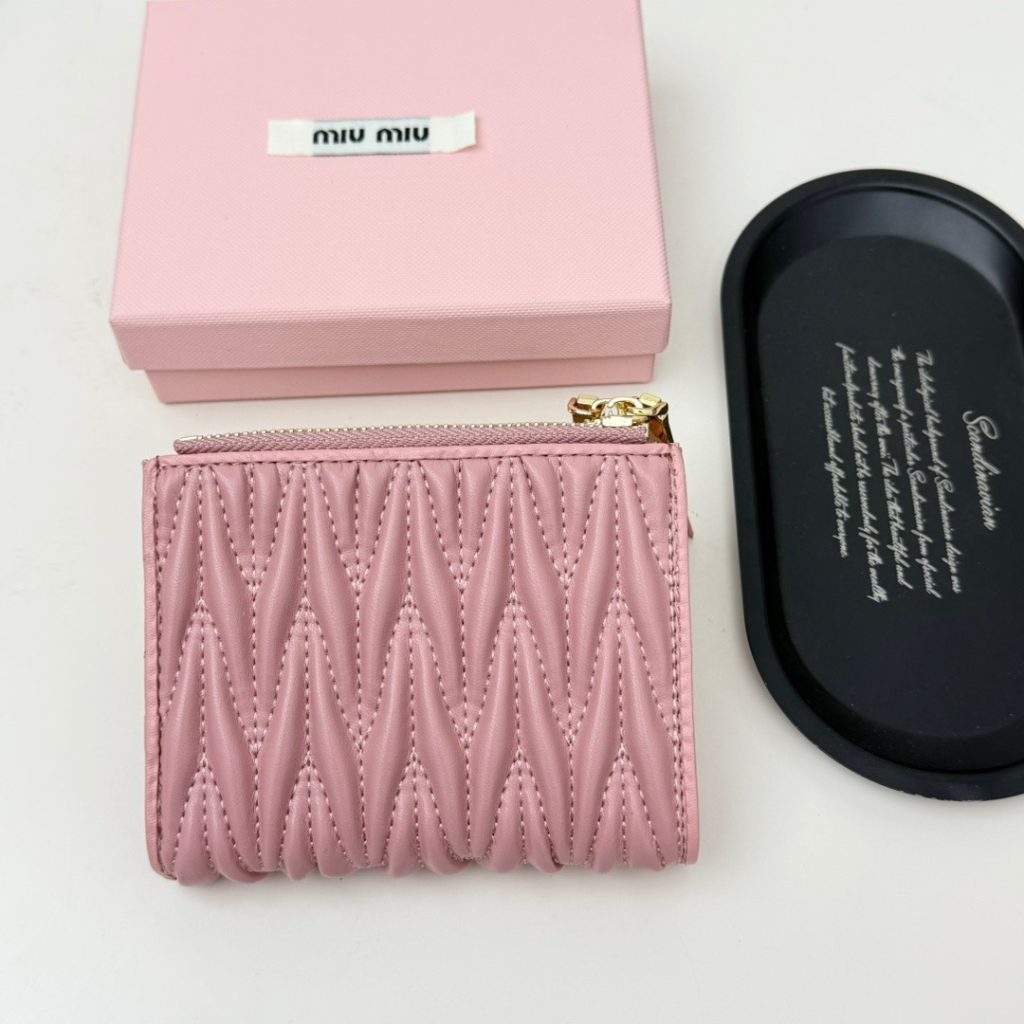 Miu Miu ミュウミュウ ウェーブ型コンパクト財布 黒 ピンク ブルー 3色展開 - 画像 3