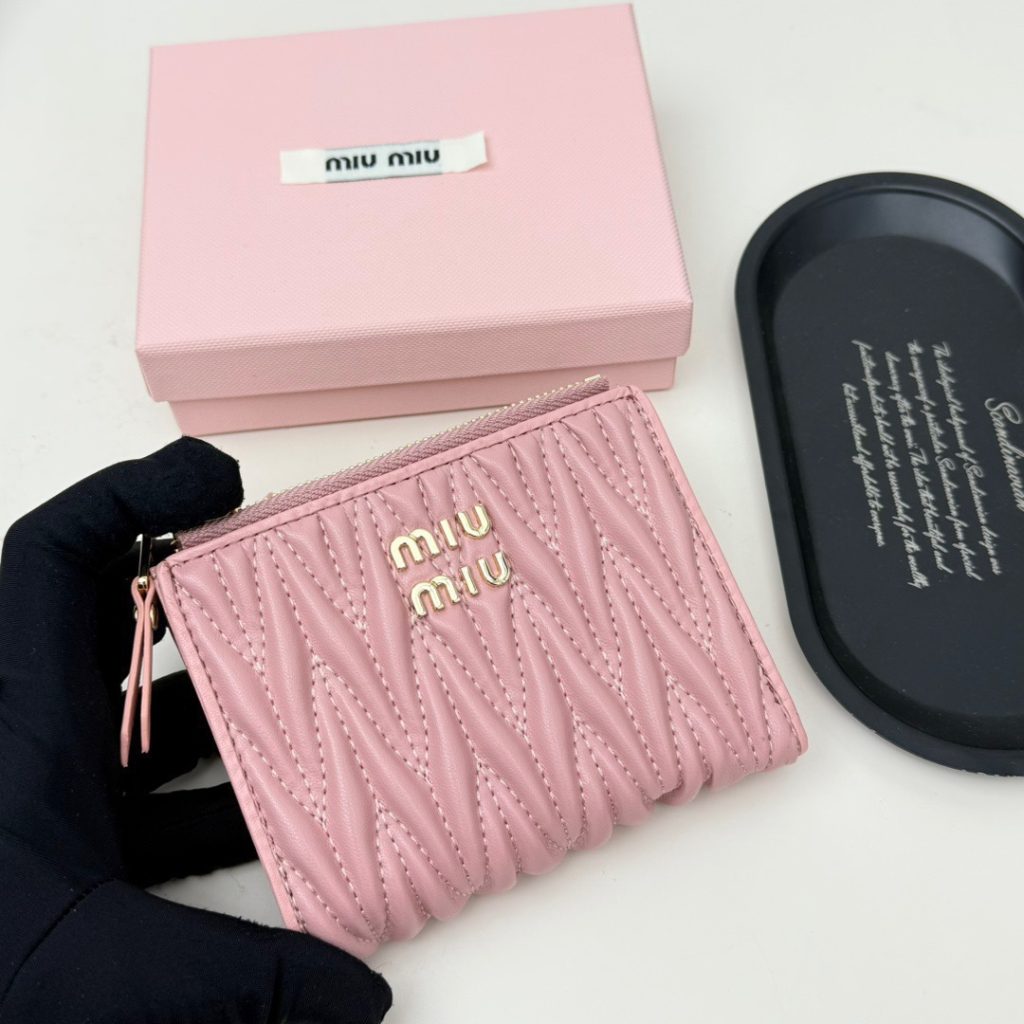 Miu Miu ミュウミュウ ウェーブ型コンパクト財布 黒 ピンク ブルー 3色展開 - 画像 4