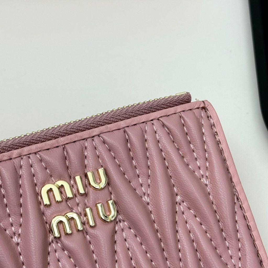 Miu Miu ミュウミュウ ウェーブ型コンパクト財布 黒 ピンク ブルー 3色展開 - 画像 5