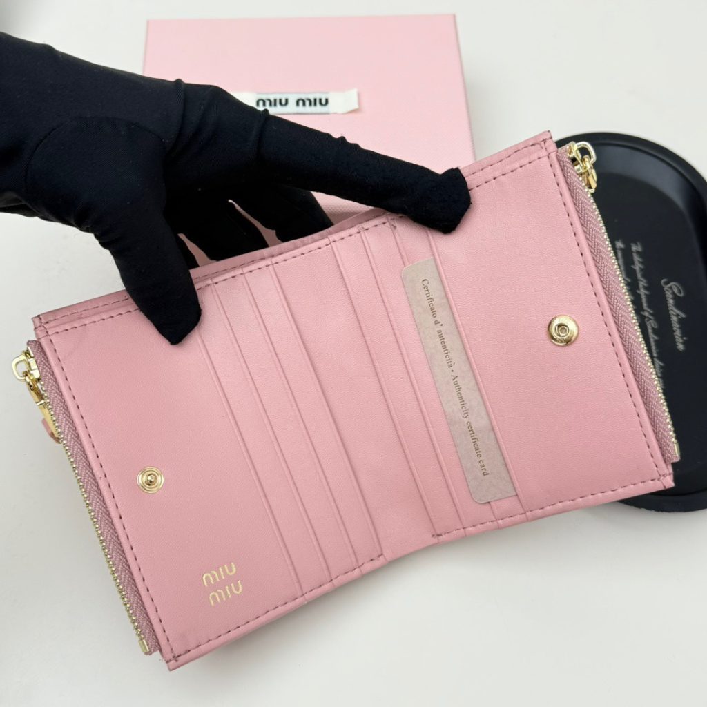 Miu Miu ミュウミュウ ウェーブ型コンパクト財布 黒 ピンク ブルー 3色展開 - 画像 7