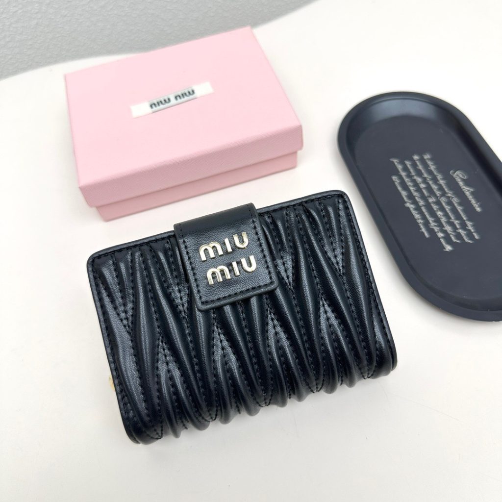 Miu Miu ミウミウ 折り財布 高級感抜群 ファスナー ブラック ピンク - 画像 2