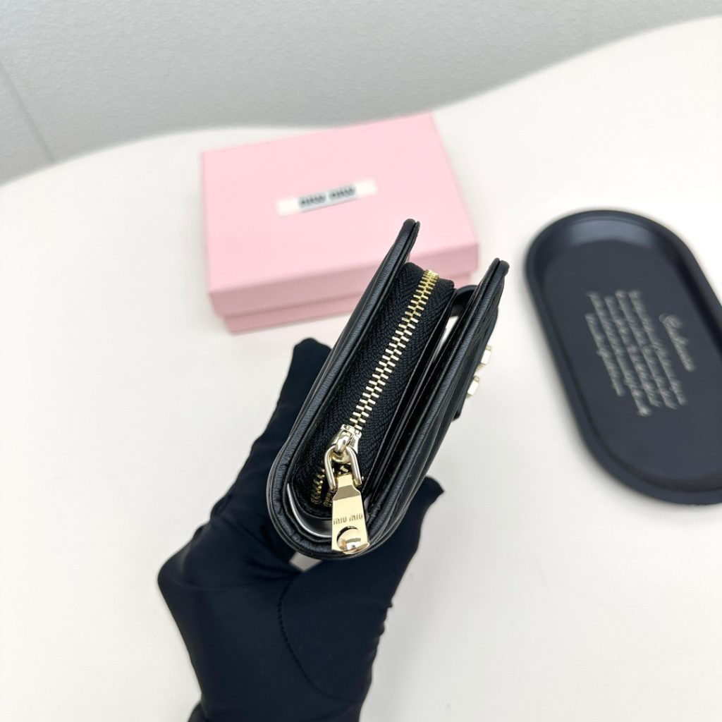 Miu Miu ミウミウ 折り財布 高級感抜群 ファスナー ブラック ピンク - 画像 6