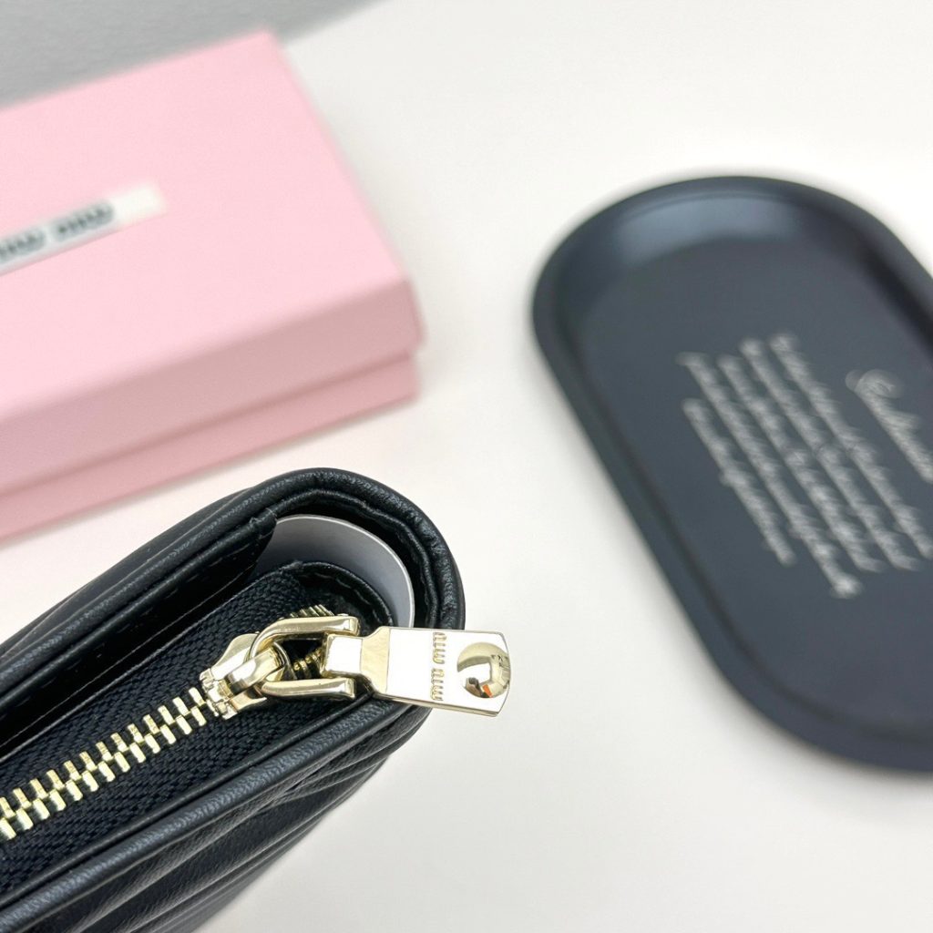 Miu Miu ミウミウ 折り財布 高級感抜群 ファスナー ブラック ピンク - 画像 7
