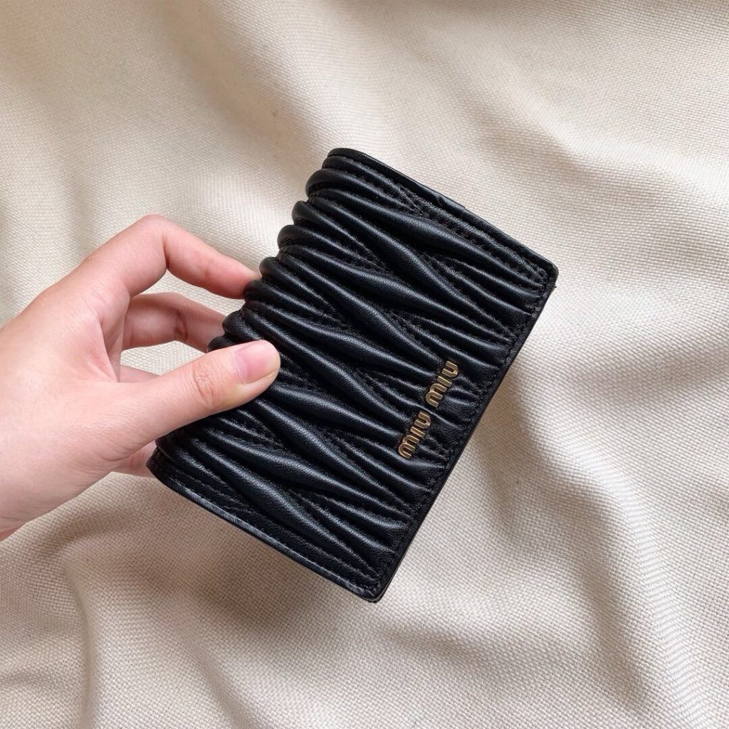 Miu Miu ミウミウ 財布 コンパクト 2つ折り 黒 - 画像 4