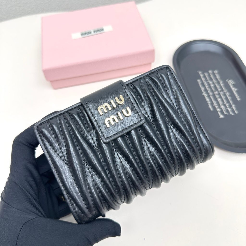 Miu Miu ミウミウ 財布 二つ折り コンパクト 本革仕様 黒 ピンク - 画像 5