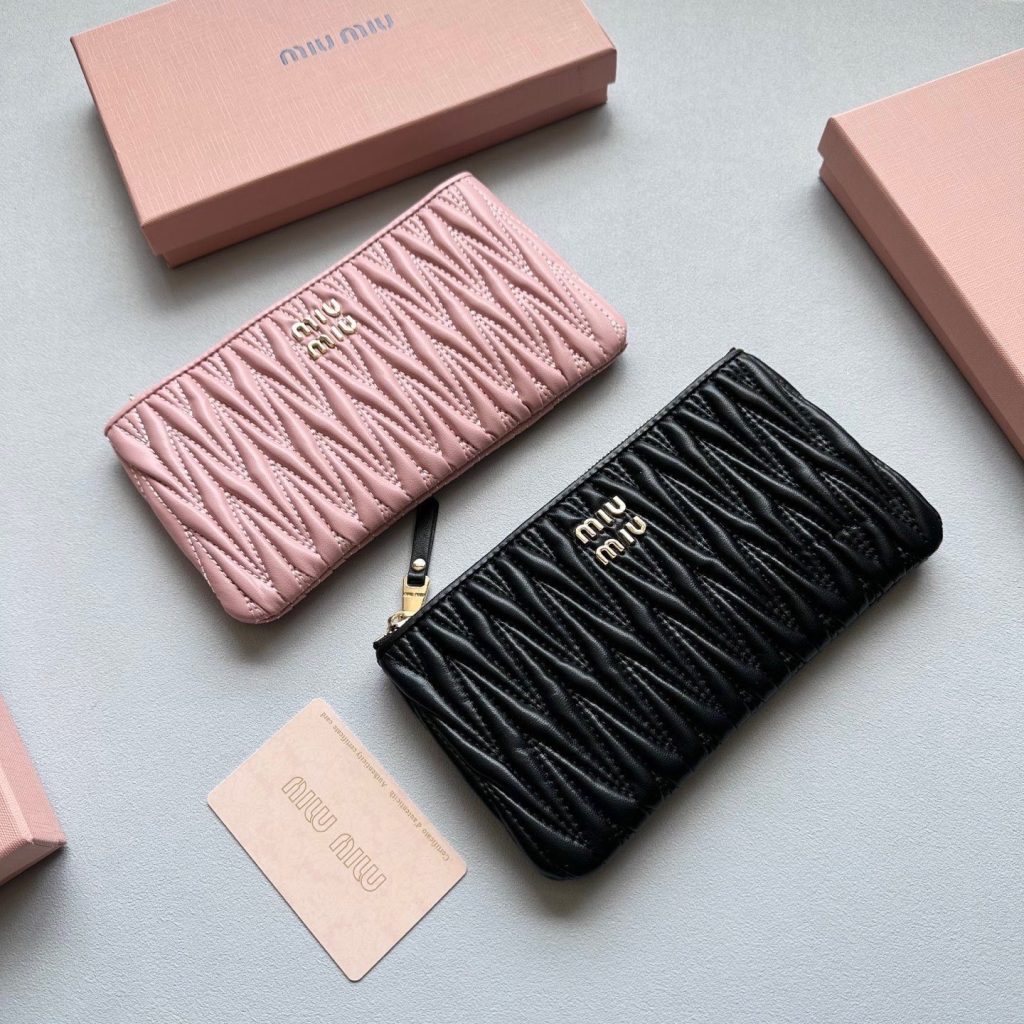 MIU MIU ミウミウ コインケース マイクロ コインケース 本革仕様 黒 ピンク 棕 ブルー 全4色展開 - 画像 3