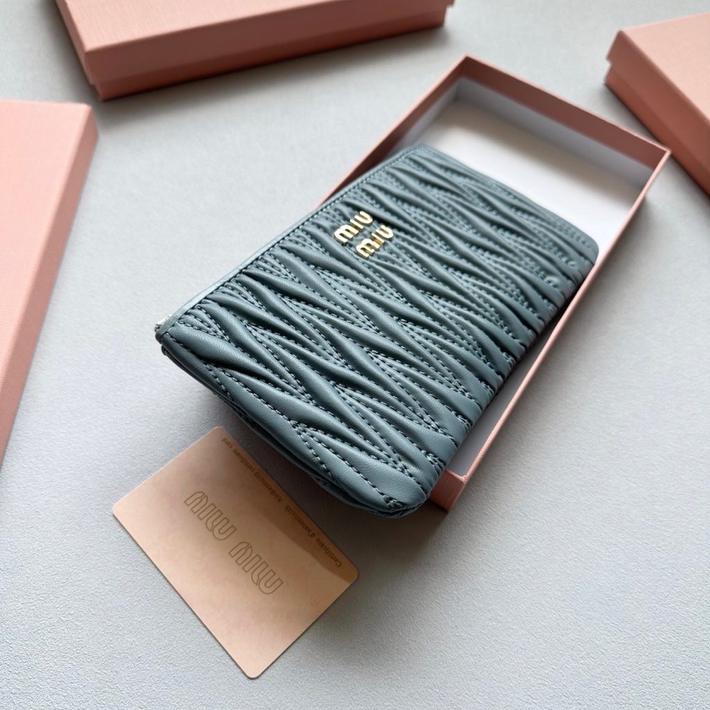 MIU MIU ミウミウ コインケース マイクロ コインケース 本革仕様 黒 ピンク 棕 ブルー 全4色展開 - 画像 4