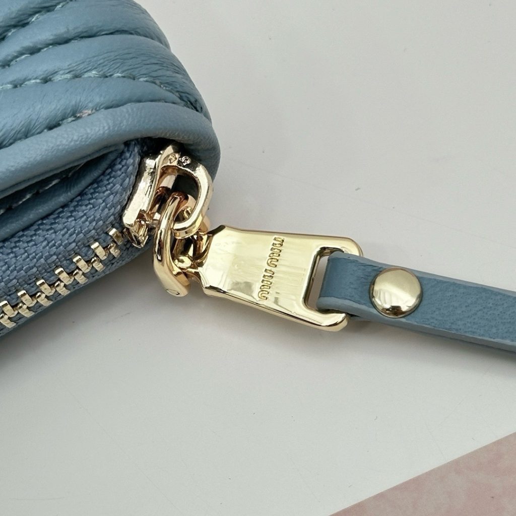 Miu Miu ミウミウ ウィメンズ ウォレット ファッション小物 ミニ財布 軽量 - 画像 5