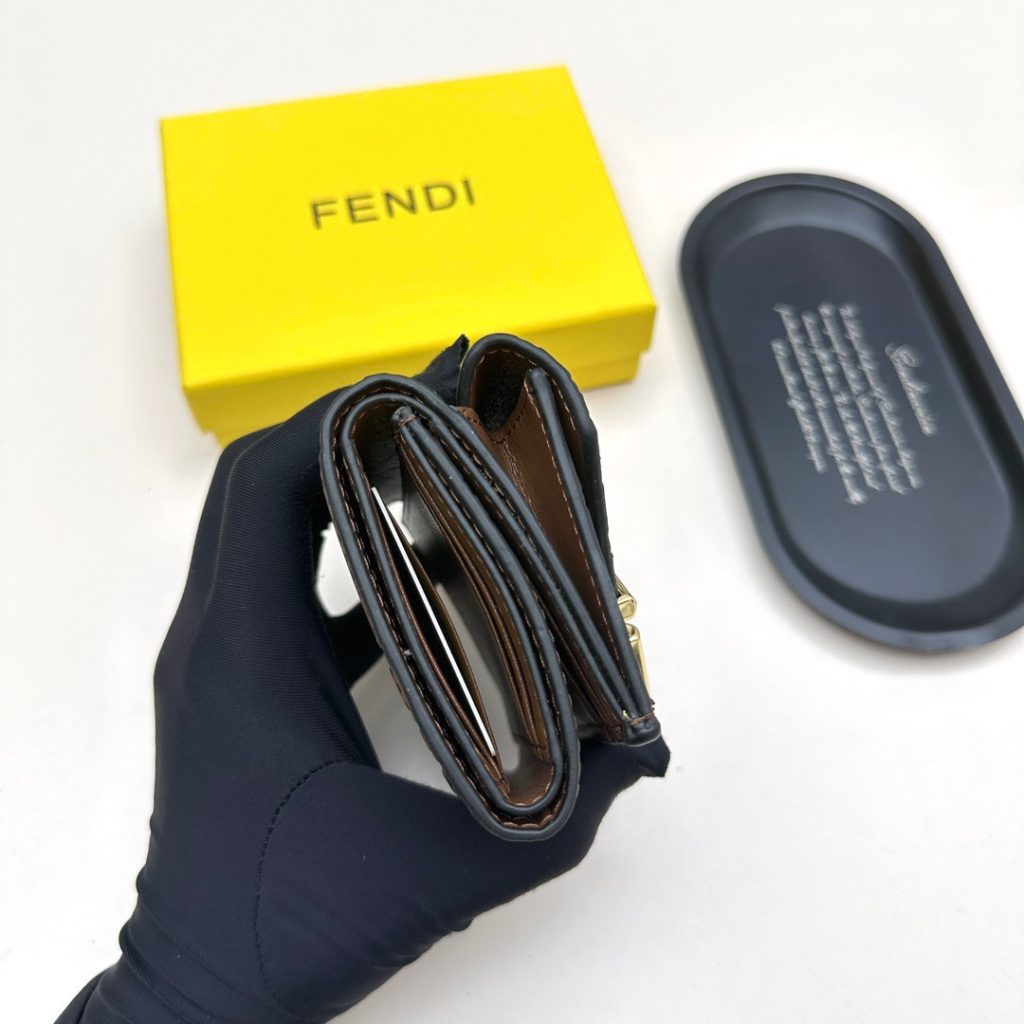 FENDI コピー ブランド財布 ミニ財布 ファスナー 2つ折り チェーン付き ブラック ブラウン - 画像 6