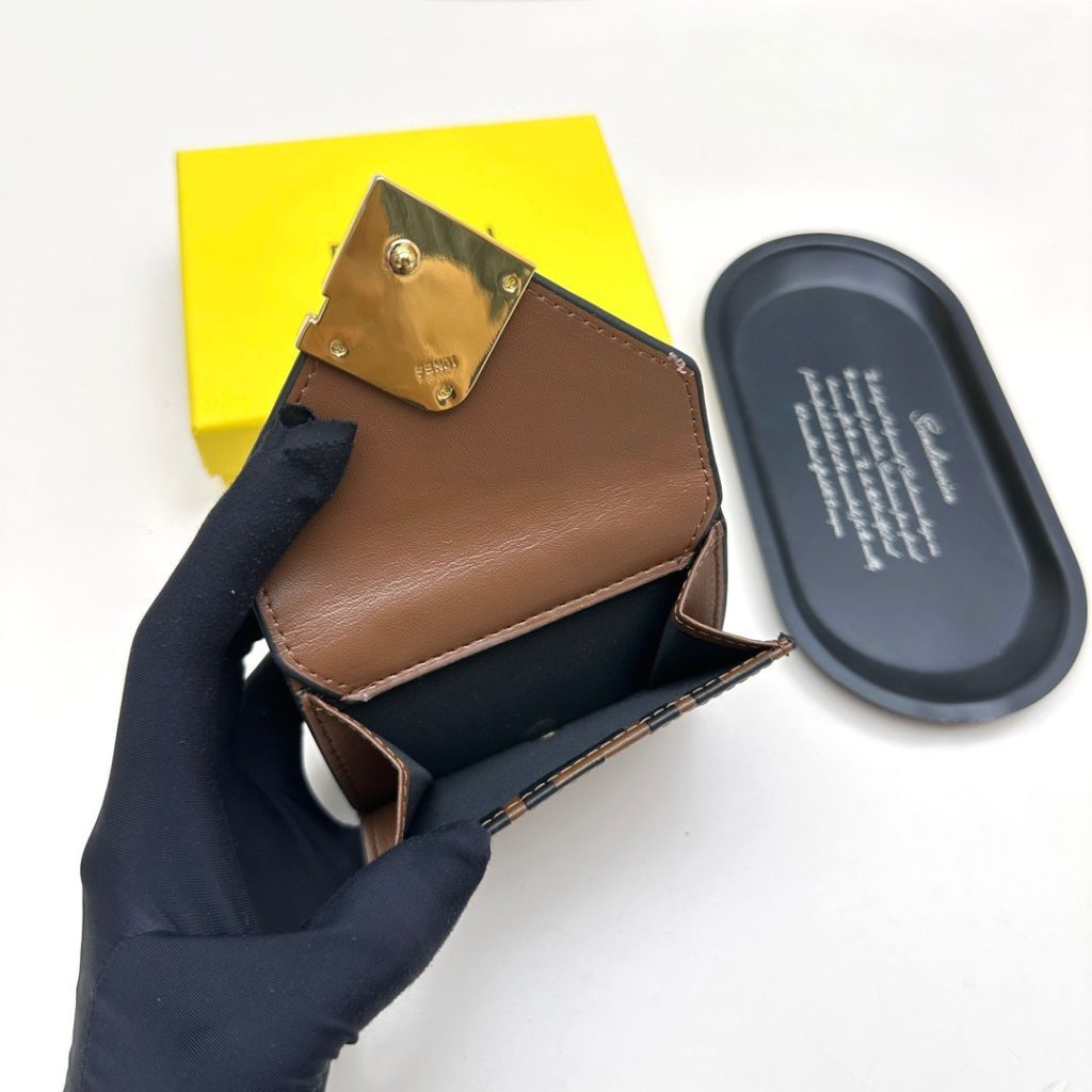 FENDI コピー ブランド財布 ミニ財布 ファスナー 2つ折り チェーン付き ブラック ブラウン - 画像 7