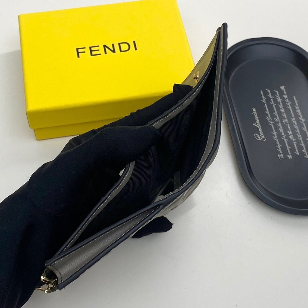 FENDI フェンディ コピー 財布 ミニ財布 ロゴ柄 ジップトップ 黒棕 大象灰 - 画像 8
