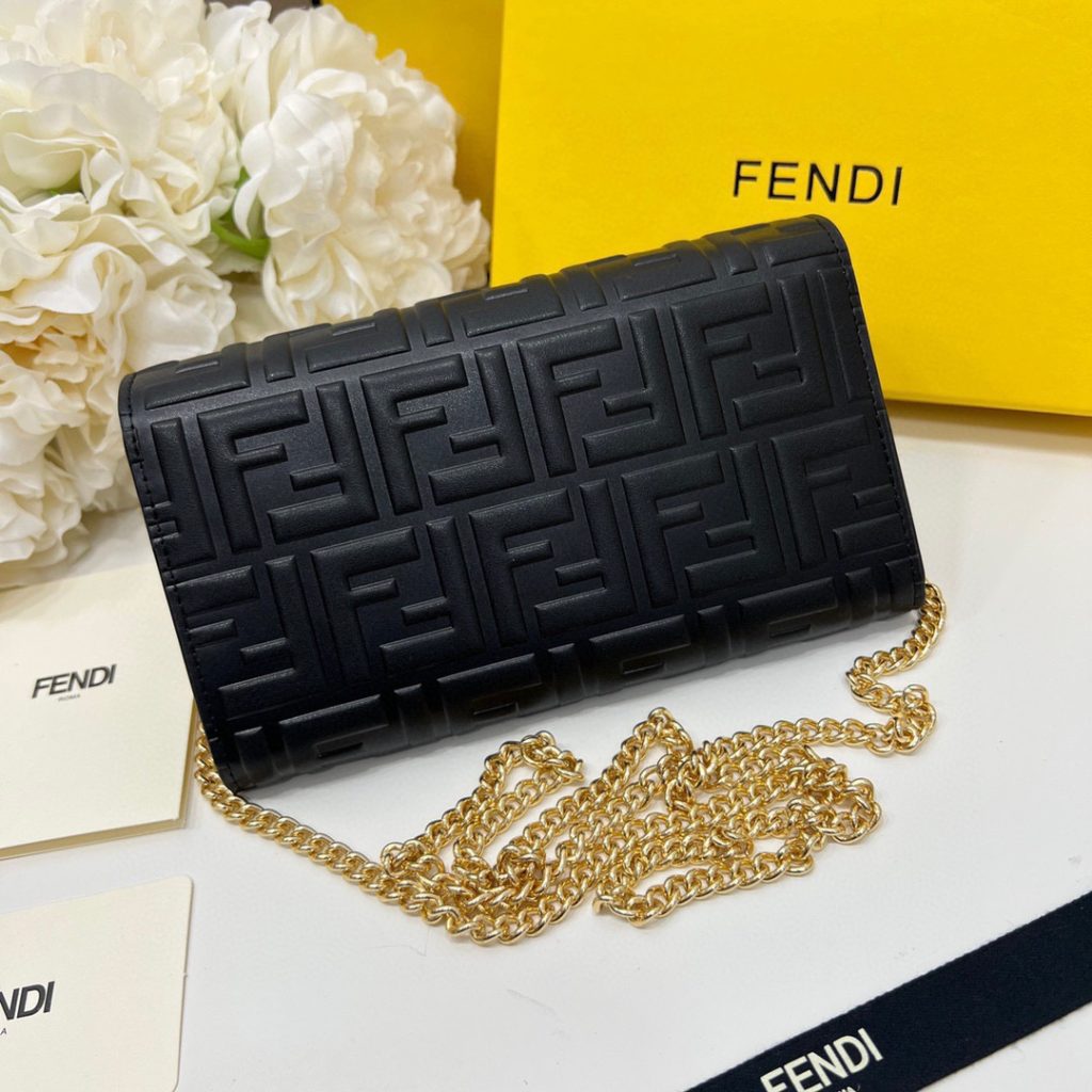 Fendi フェンディ ブランドコピー ミニショルダーバッグ ロゴプレス チェーン付き 黒 - 画像 3