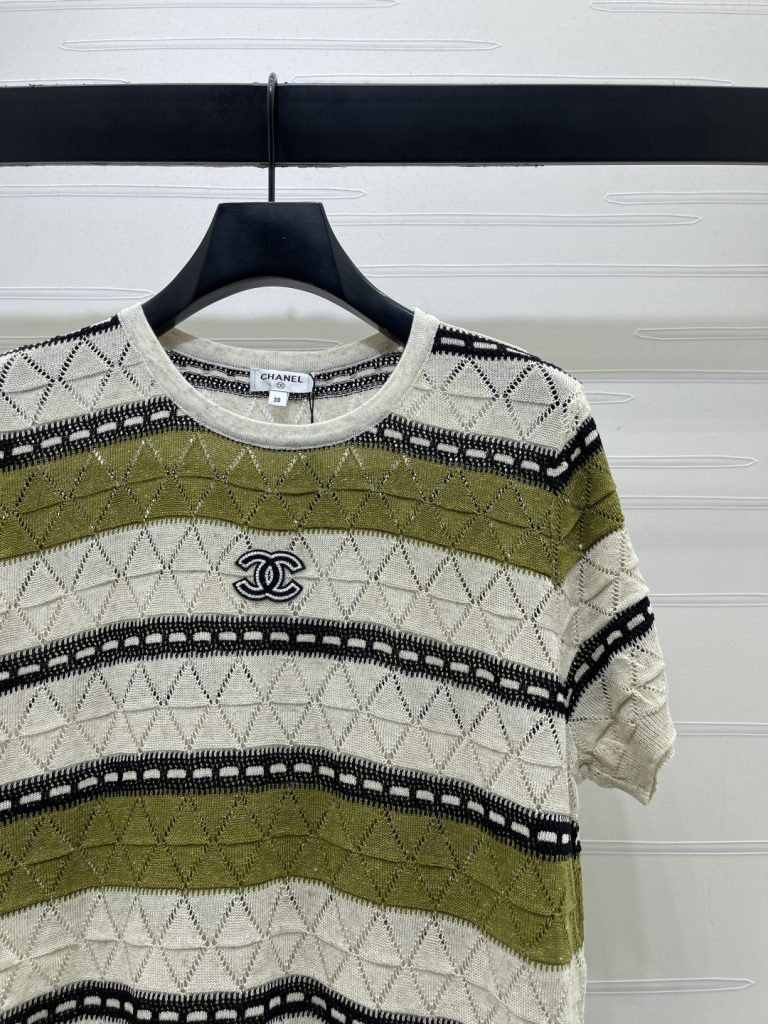 CHANEL コピー ニット Tシャツ ロゴ入り レディース オフホワイト グリーン ミニロゴ ラインストーン デザイン 通勤 - 画像 2