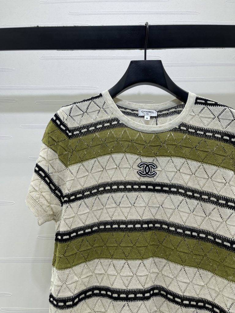 CHANEL コピー ニット Tシャツ ロゴ入り レディース オフホワイト グリーン ミニロゴ ラインストーン デザイン 通勤 - 画像 3