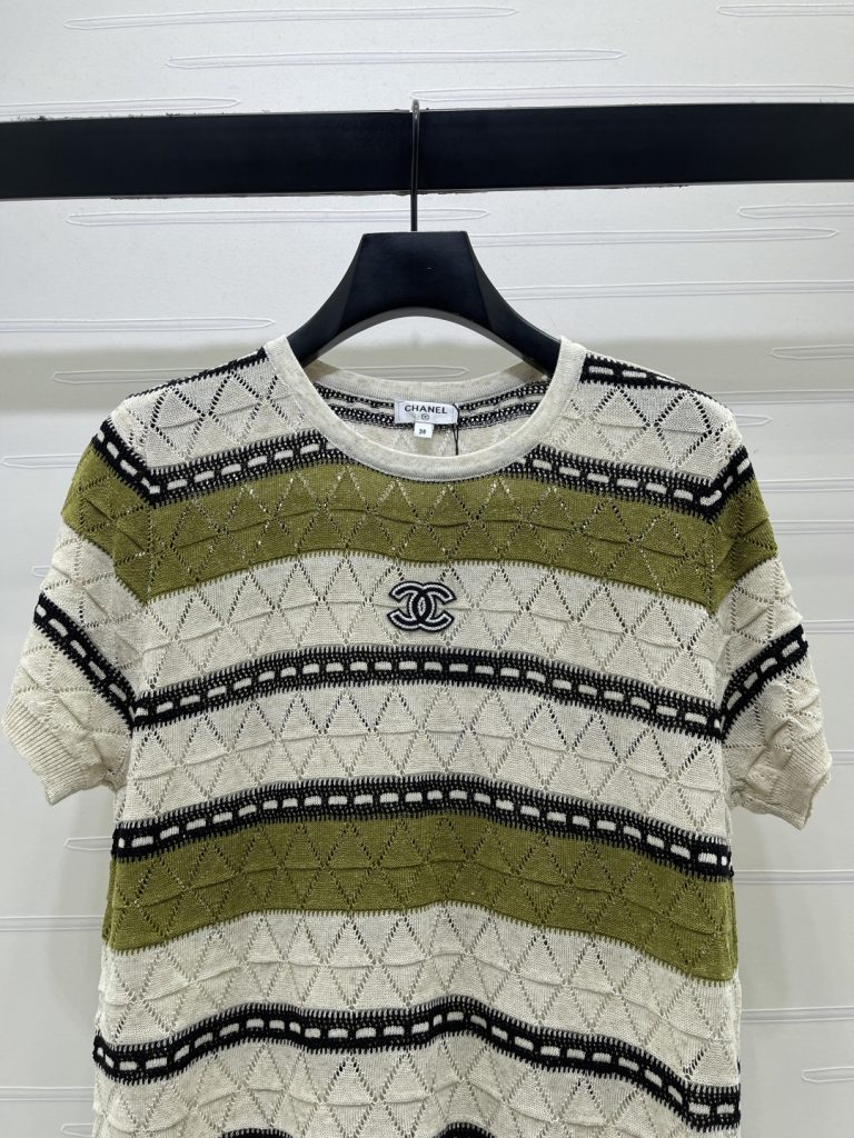 CHANEL コピー ニット Tシャツ ロゴ入り レディース オフホワイト グリーン ミニロゴ ラインストーン デザイン 通勤 - 画像 4